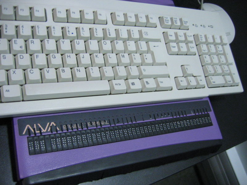 Photo d'un clavier classique et d'un clavier braille
