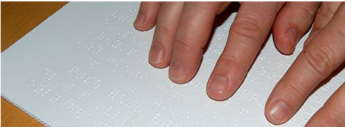 Photo de mains lisant un texte en braille