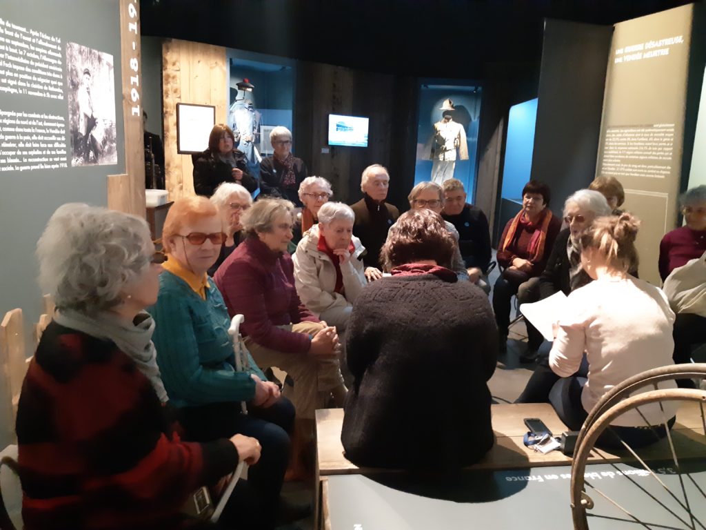 Photo du groupe écoutant la conférencière