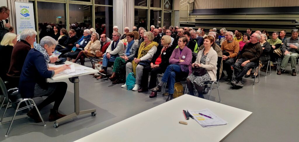 Vue d'ensemble de la salle durant l'assemblée générale. tout le monde écoute avec attention les différentes interventions des membres du bureau et des responsables d'activité 