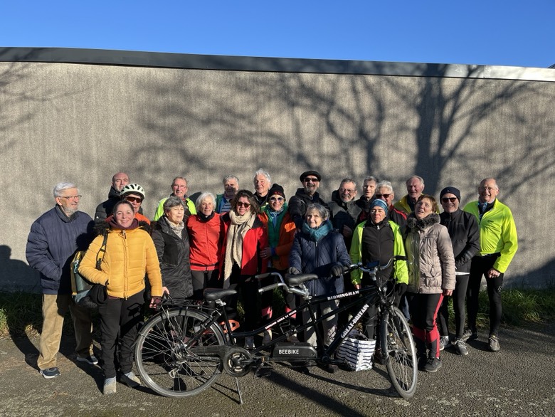 Micheline est au centre de la photo avec son tandem électrique. Elle est entourée de toutes les personnes qui ont participé à la sortie tandem du 15 janvier . Le soleil commence à réchauffer tout le monde après cette sortie par un froid glacial, çà se voit aux sourires sur tous les visages.