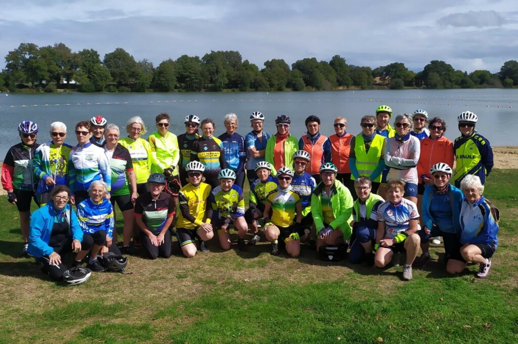 Photo de groupe des 33 femmes participantes à ces journées vélo. Sans vouloir être chauvin, les tenues vélo Clissaa sont les plus belles !