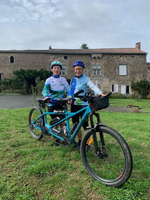 Nos deux tandemistes qui représentaient la Clissaa . Elles ne sont pas peu fières à poser avec le superbe tandem Moustache bleu