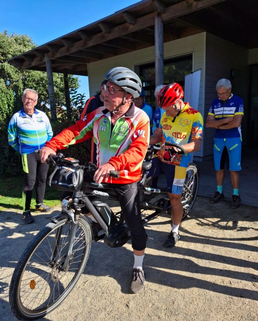 Nous voyons Yves qui est en situation de formateur ans une salle de cours auprès d'une dizaine de jeunes du Creps qui découvrent le pilotage de tandem.