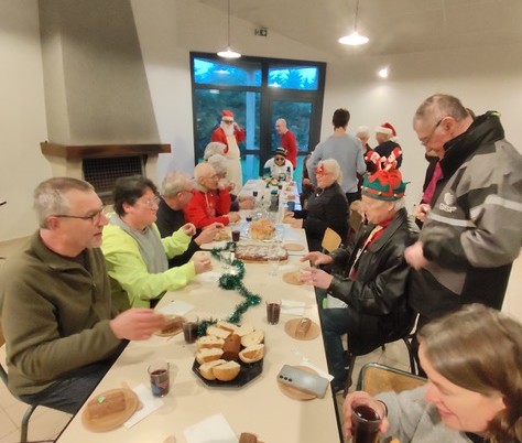 les tandémistes sont à table, et ils font quoi ? ils boivent un coup ! mais c'est pour fêter la fin de l'année 2025, fred, Céline, Jeanjean, avec son bonnet de père Noël, Jack Alain, Marie, etc... que des gens bien ces tandémistes,