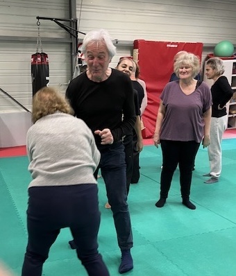 Jacques Alain se fait proprement casser la gueule par un petite dame qu'il croyait sans défense pour lui piquer son sac