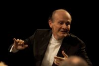 Gabor Takacs-Nagy, le chef hongrois dirige son orchestre avec beaucoup d'expressivité