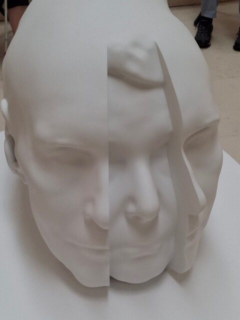Sculpture entièrement blanche du visage des 2 artistes Anne et Patrick Poirier