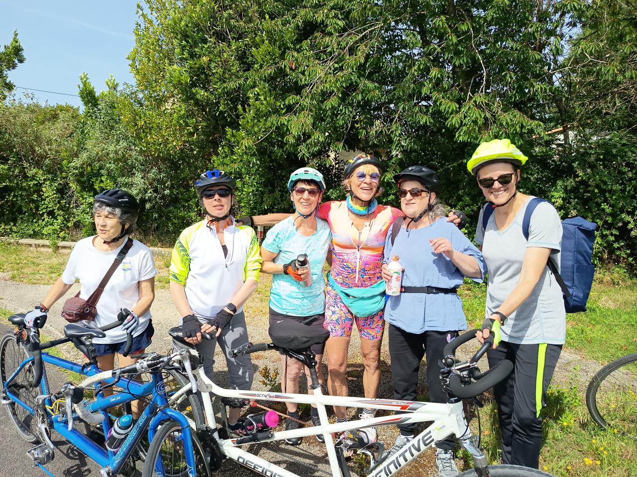 6 femmes tandemistes de la Clissaa : Martine, Lucie, Annick, Marie, Catherine et Véronique. Photo prise à la pause de midi, elles ont toutes l'air contentes et en pleine forme