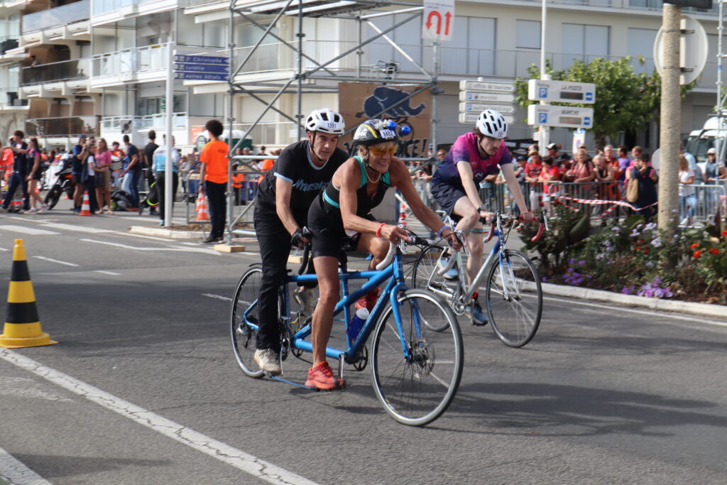 Christian et Marie sur leur tandem à pleine vitesse, quelle élégance dans l'effort !